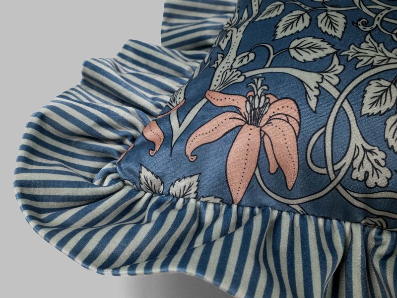 Velvet Pillowcase with Ruffle image 3